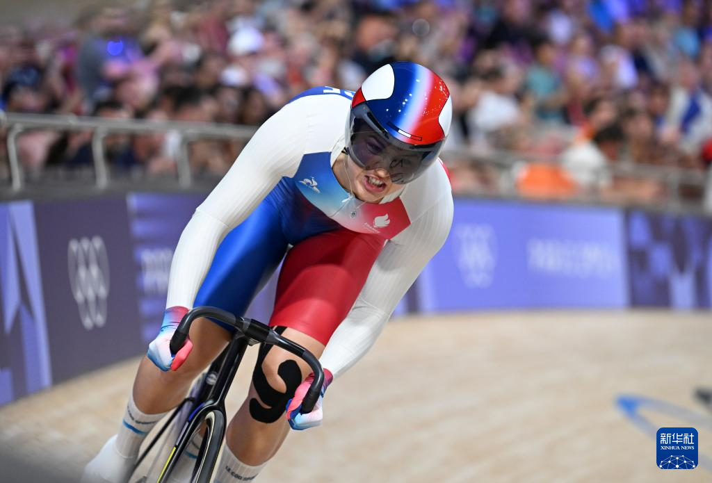 荷兰自行车运动员圆满完成比赛，夺得金牌