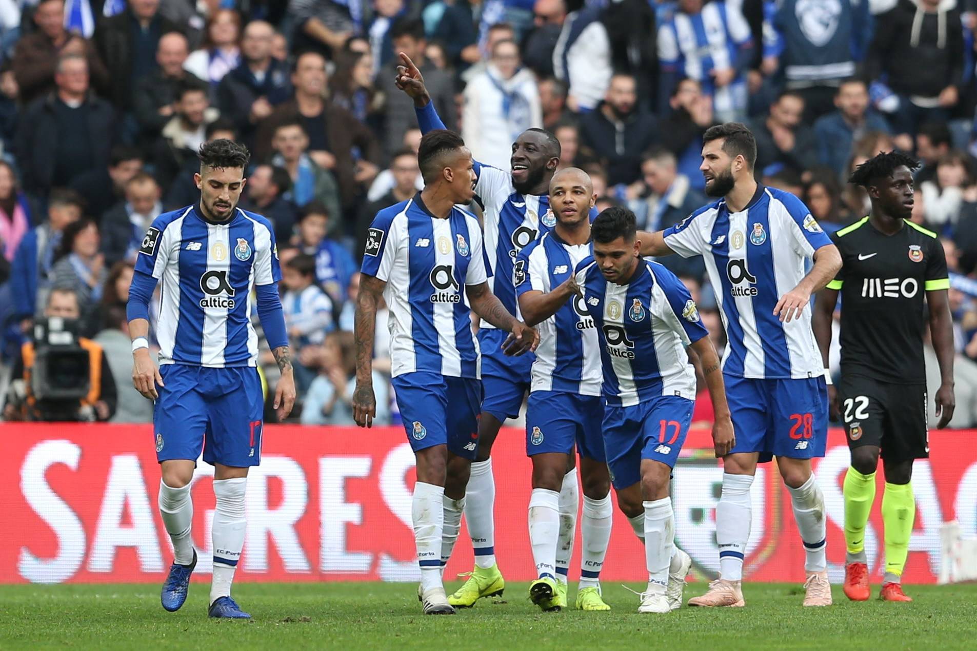 尼斯在联赛中遭遇惨败，需要调整战术