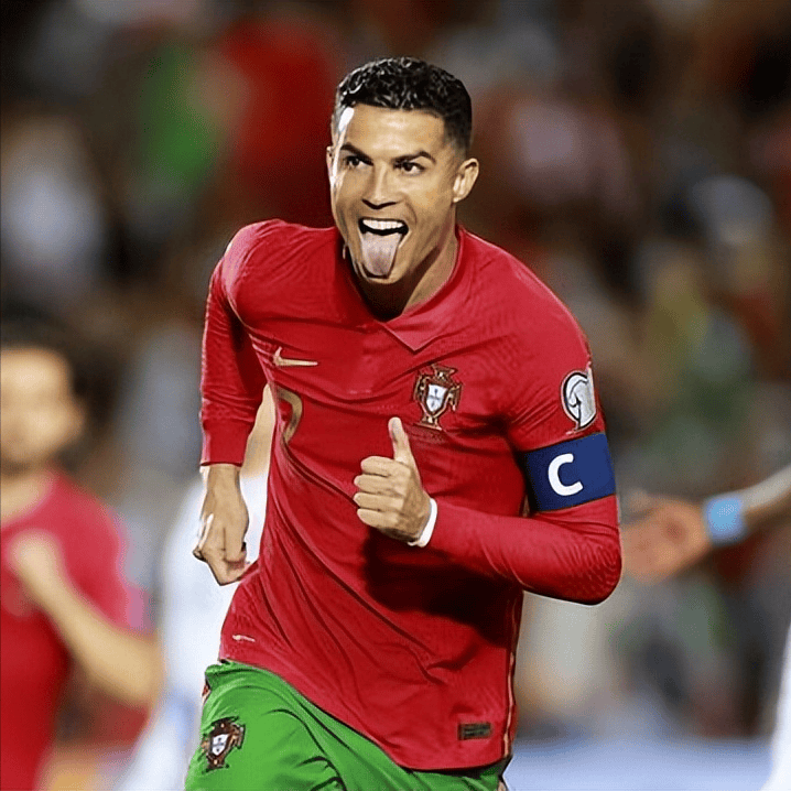 世界级足球明星在比赛中展现实力