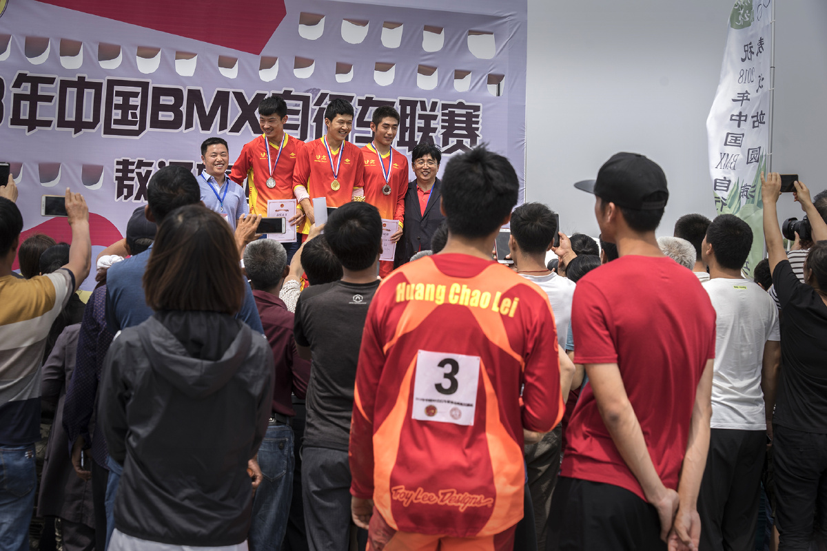 德国自行车队队员力压群雄,登上冠军领奖台 德国自行车队队员力压群雄,登上冠军领奖台