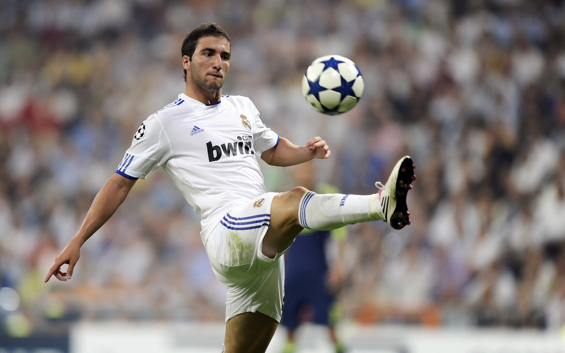 绿茵场上的太阳，西甲国家德比如何诠释横扫的艺术