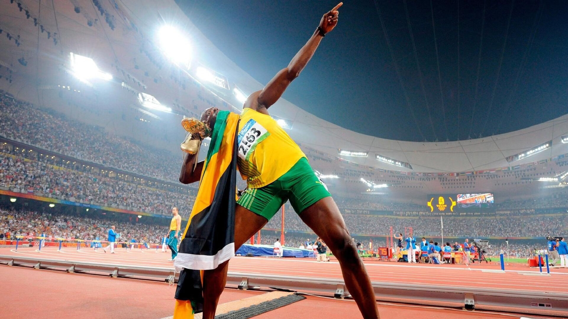 赛道与球场，当布克的F1引擎点燃深圳队的战术火花